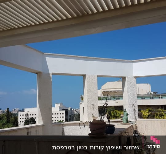 מרפסת עם קירוי לוחות לבנים ועמודים